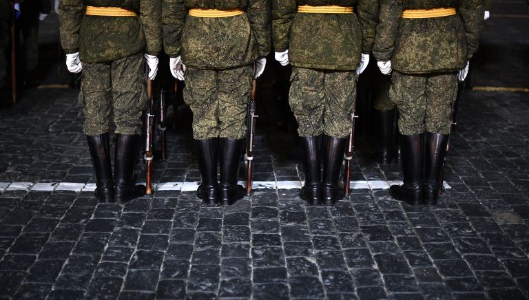 Военнослужащие во время репетиции марша, посвященного 76-й годовщине военного парада на Красной площади 7 ноября 1941 года