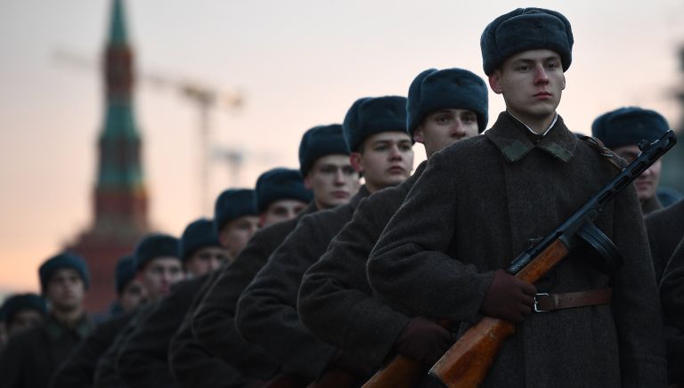 Военнослужащие во время репетиции марша, посвященного 76-й годовщине военного парада на Красной площади 7 ноября 1941 года