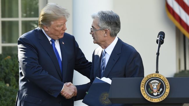 Президент США Дональд Трамп пожимает руку Джерому Пауэллу в Белом доме. Архивное фото Президент США Дональд Трамп пожимает руку Джерому Пауэллу в Белом доме. Архивное фото
