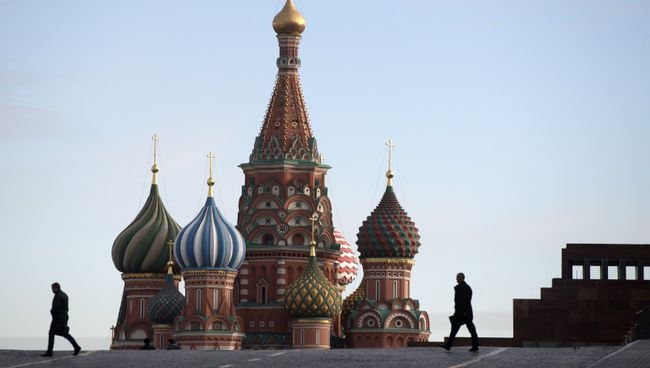 Прохожие на Красной площади в Москве