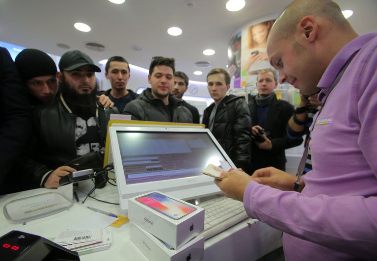 Продавец за прилавком во время старта продаж нового смартфона iPhone X в магазине Связной на Тверской улице в Москве Продавец за прилавком во время старта продаж нового смартфона iPhone X в магазине Связной на Тверской улице в Москве