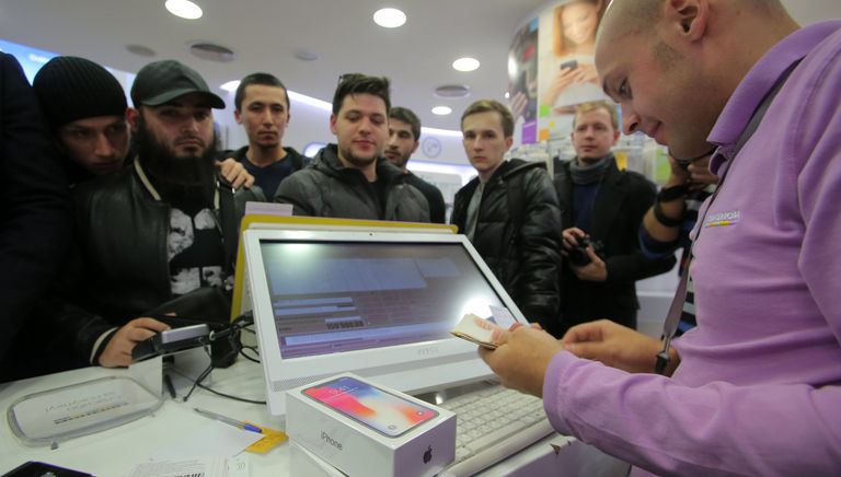Продавец за прилавком во время старта продаж нового смартфона iPhone X в магазине Связной на Тверской улице в Москве