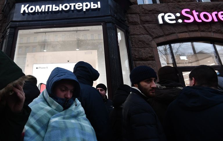 Покупатели в очереди у магазина re:Store на Тверской улице в Москве Покупатели в очереди у магазина re:Store на Тверской улице в Москве
