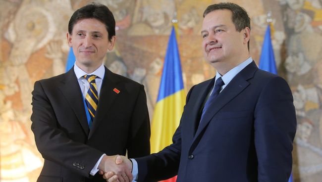 Посол Украины в Сербии Александр Александрович и министр иностранных дел Сербии Ивица Дачич. Архивное фото Посол Украины в Сербии Александр Александрович и министр иностранных дел Сербии Ивица Дачич. Архивное фото