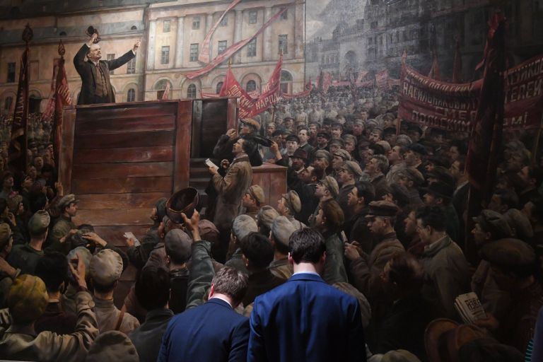 Посетители у картины Выступление В. И. Ленина на проводах частей Красной Армии, отправляющихся на польский фронт художника И. И. Бродского на открытии выставки Энергия мечты. К 100-летию Великой российской революции в Москве