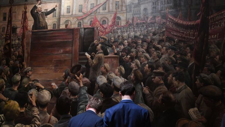 Посетители у картины Выступление В. И. Ленина на проводах частей Красной Армии, отправляющихся на польский фронт художника И. И. Бродского на открытии выставки Энергия мечты. К 100-летию Великой российской революции в Москве Посетители у картины Выступление В. И. Ленина на проводах частей Красной Армии, отправляющихся на польский фронт художника И. И. Бродского на открытии выставки Энергия мечты. К 100-летию Великой российской революции в Москве