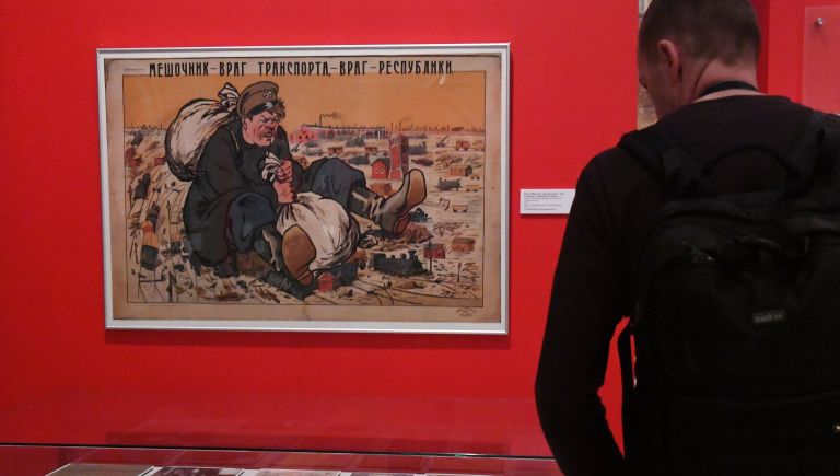 Посетитель на открытии выставки Энергия мечты. К 100-летию Великой российской революции в Государственном историческом музее в Москве Посетитель на открытии выставки Энергия мечты. К 100-летию Великой российской революции в Государственном историческом музее в Москве