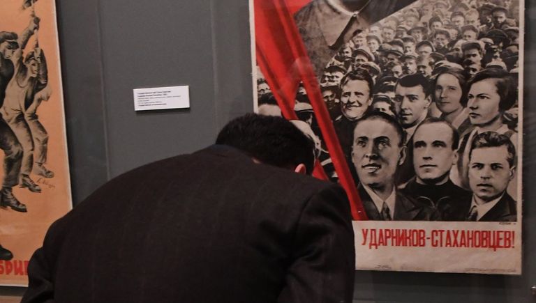 Посетитель на открытии выставки Энергия мечты. К 100-летию Великой российской революции в Государственном историческом музее в Москве Посетитель на открытии выставки Энергия мечты. К 100-летию Великой российской революции в Государственном историческом музее в Москве