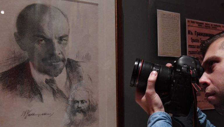 Фотограф фотографирует Портрет В. И. Ленина с портретом-ремаркой К. Маркса художника М. В. Рундальцова на открытии выставки Энергия мечты. К 100-летию Великой российской революции в Москве Фотограф фотографирует Портрет В. И. Ленина с портретом-ремаркой К. Маркса художника М. В. Рундальцова на открытии выставки Энергия мечты. К 100-летию Великой российской революции в Москве