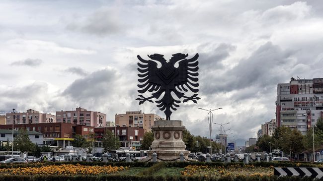 Герб Албании на одной из площадей в Тиране. Архивное фото Герб Албании на одной из площадей в Тиране. Архивное фото