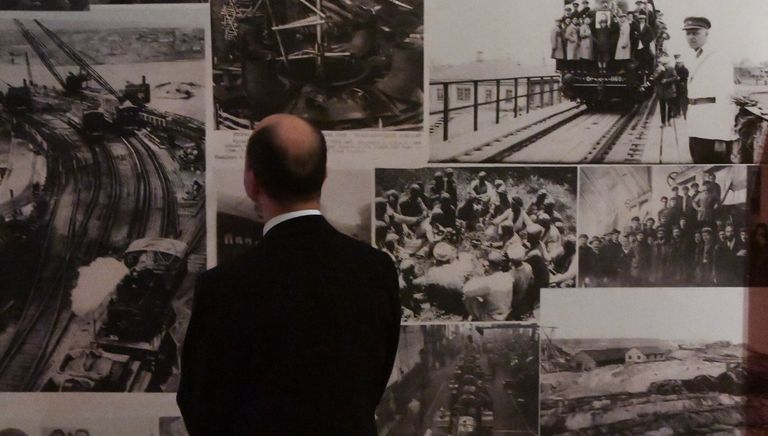 Посетитель на открытии выставки Энергия мечты. К 100-летию Великой российской революции в Государственном историческом музее в Москве Посетитель на открытии выставки Энергия мечты. К 100-летию Великой российской революции в Государственном историческом музее в Москве