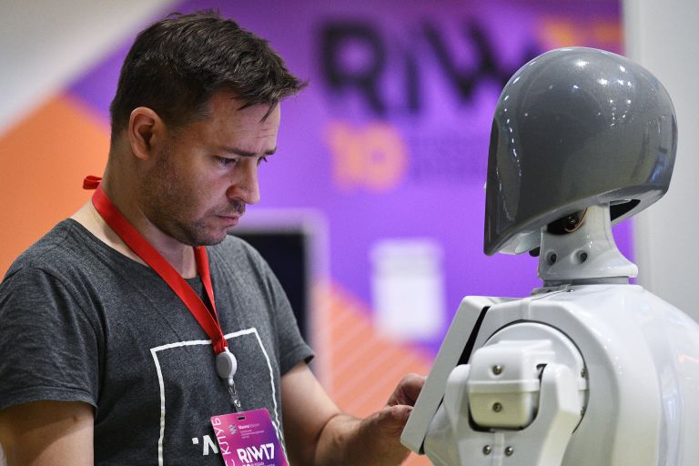 Мужчина на выставке в рамках Russian Internet Week (Неделя российского интернета / RIW) в центральном выставочном комплексе Экспоцентр в Москве