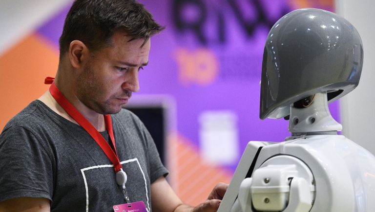 Мужчина на выставке в рамках Russian Internet Week (Неделя российского интернета / RIW) в центральном выставочном комплексе Экспоцентр в Москве Мужчина на выставке в рамках Russian Internet Week (Неделя российского интернета / RIW) в центральном выставочном комплексе Экспоцентр в Москве