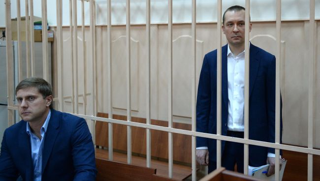 Дмитрий Захарченко в Басманном судом Москвы во время рассмотрения ходатайства следствия о продлении ареста. Архивное фото Дмитрий Захарченко в Басманном судом Москвы во время рассмотрения ходатайства следствия о продлении ареста. Архивное фото