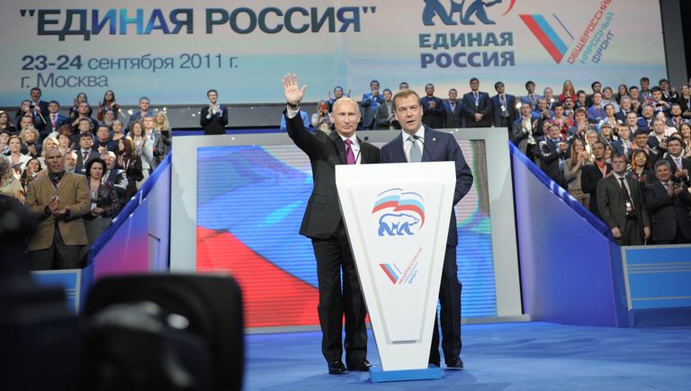 Президент России Дмитрий Медведев и председатель правительства России Владимир Путин после перерыва на XII Съезде Единой России в зале ДС Лужники