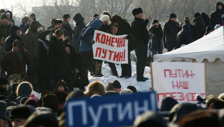 Участники митинга в поддержку кандидата в президенты России Владимира Путина на городском ипподроме