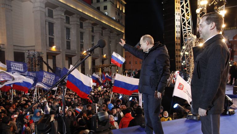 Президент России Дмитрий Медведев и премьер-министр РФ, кандидат в президенты Владимир Путин на митинге на Манежной площади в Москве. 2012 год