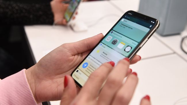 Покупатели рассматривают новый смартфон iPhone X в магазине re:Store на Тверской улице в Москве