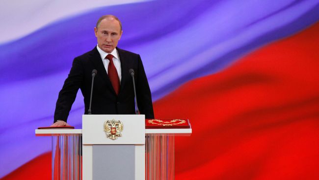 Избранный президент РФ Владимир Путин произносит текст присяги во время церемонии инаугурации. Архивное фото Избранный президент РФ Владимир Путин произносит текст присяги во время церемонии инаугурации. Архивное фото