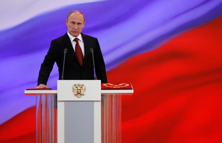 Избранный президент РФ Владимир Путин произносит текст присяги во время церемонии инаугурации. 7 мая 2012 год