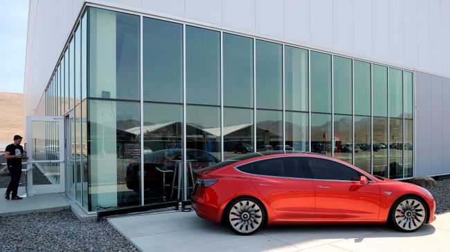 Автомобиль Tesla Motors Model 3. Архивное фото Автомобиль Tesla Motors Model 3. Архивное фото