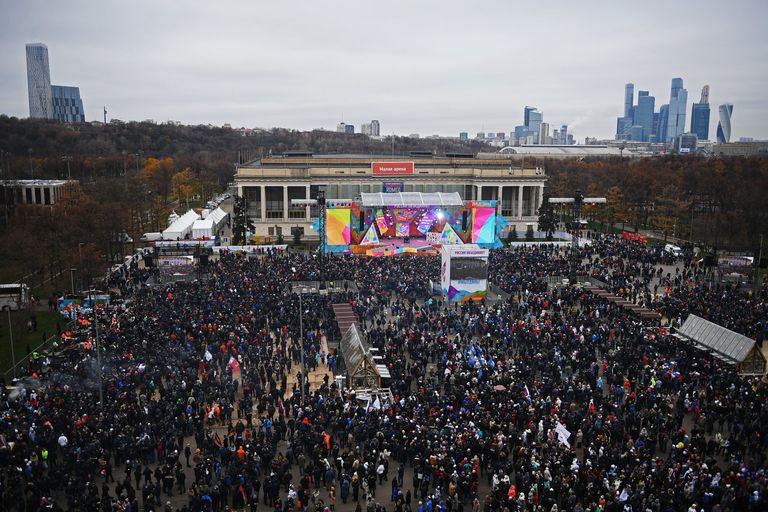 Посетители перед началом митинг-концерта Россия объединяет! на большой спортивной арене Лужники в Москве. 4 ноября 2017 Посетители перед началом митинг-концерта Россия объединяет! на большой спортивной арене Лужники в Москве. 4 ноября 2017