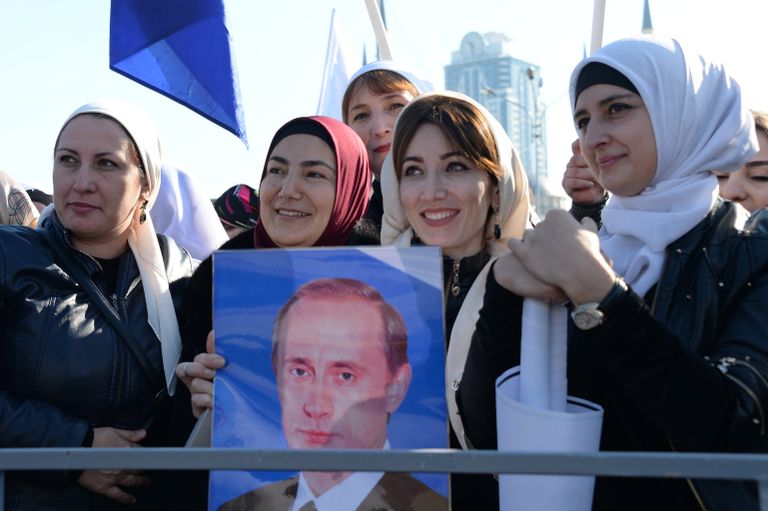 Участники митинга в центре Грозного, посвященного Дню народного единства. 4 ноября 2017 Участники митинга в центре Грозного, посвященного Дню народного единства. 4 ноября 2017