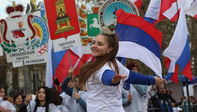 Участники театральной постановки с выносом 85 гербов субъектов России на праздновании Дня народного единства в Симферополе. 4 ноября 2017 Участники театральной постановки с выносом 85 гербов субъектов России на праздновании Дня народного единства в Симферополе. 4 ноября 2017