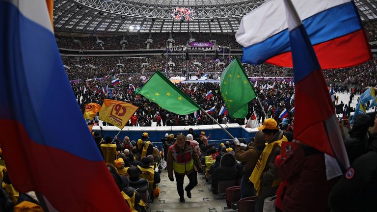 Зрители на митинг-концерте Россия объединяет! на большой спортивной арене Лужники в Москве. 4 ноября 2017 Зрители на митинг-концерте Россия объединяет! на большой спортивной арене Лужники в Москве. 4 ноября 2017