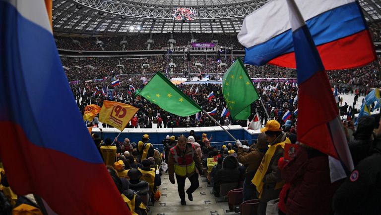 Зрители на митинг-концерте Россия объединяет! на большой спортивной арене Лужники в Москве. 4 ноября 2017 Зрители на митинг-концерте Россия объединяет! на большой спортивной арене Лужники в Москве. 4 ноября 2017