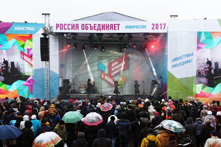 Артисты выступают на праздновании Дня народного единства на площади имени Ленина в Новосибирске. 4 ноября 2017 Артисты выступают на праздновании Дня народного единства на площади имени Ленина в Новосибирске. 4 ноября 2017