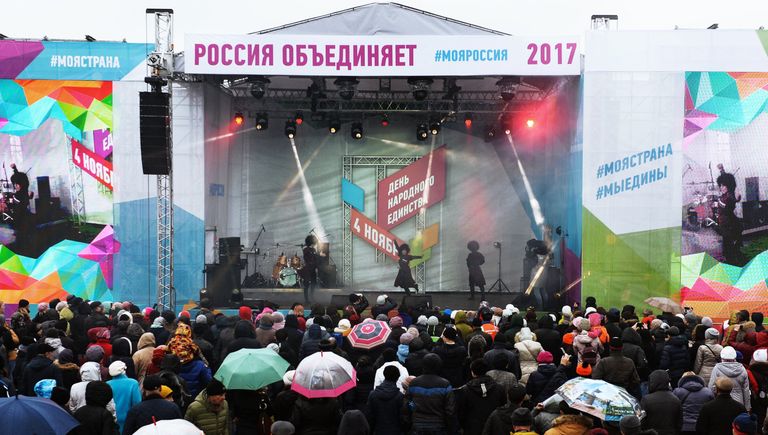 Артисты выступают на праздновании Дня народного единства на площади имени Ленина в Новосибирске. 4 ноября 2017 Артисты выступают на праздновании Дня народного единства на площади имени Ленина в Новосибирске. 4 ноября 2017