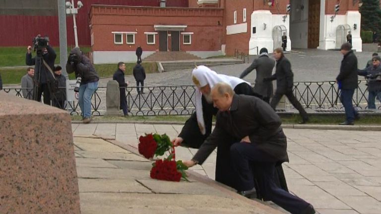 Путин и главы конфессий возложили цветы к памятнику Минину и Пожарскому Путин и главы конфессий возложили цветы к памятнику Минину и Пожарскому