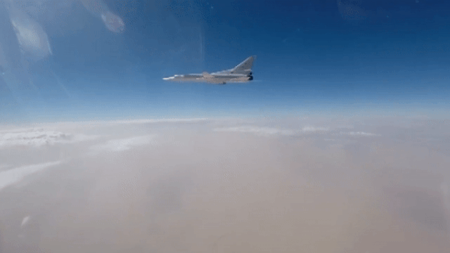 Авиаудары дальних бомбардировщиков Ту-22М3 по объектам ИГИЛ в Сирии gif Авиаудары дальних бомбардировщиков Ту-22М3 по объектам ИГИЛ в Сирии gif