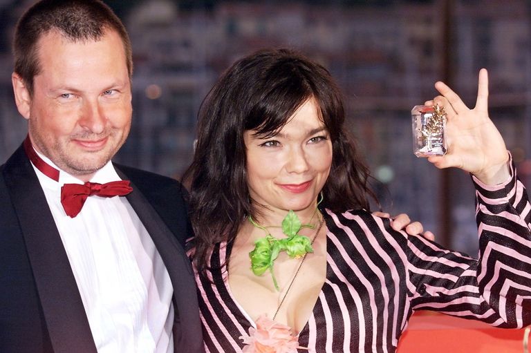Датский режиссер Ларс фон Триер и исландская певица Бьорк с призом Канского кинофестиваля за фильм Танцующая в темноте Датский режиссер Ларс фон Триер и исландская певица Бьорк с призом Канского кинофестиваля за фильм Танцующая в темноте