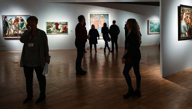 Посетители выставки в Государственной Третьяковской галерее. Архивное фото Посетители выставки в Государственной Третьяковской галерее. Архивное фото