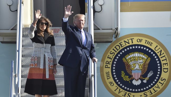 Дональд Трамп Меланья Трамп на базе США Йокота во время визита в Японию. 5 ноября 2017 Дональд Трамп Меланья Трамп на базе США Йокота во время визита в Японию. 5 ноября 2017