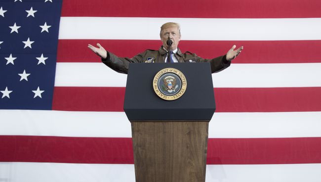 Президент США Дональд Трамп выступает на американской авиабазе Йокота в Фусе, Токио. 5 ноября 2017 Президент США Дональд Трамп выступает на американской авиабазе Йокота в Фусе, Токио. 5 ноября 2017