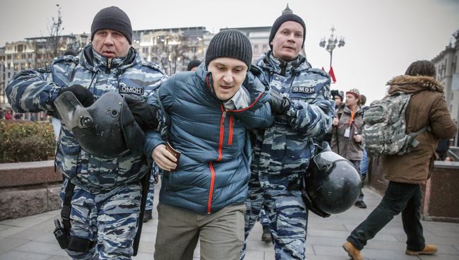 Задержание мужчины во время несанкционированной акции в Москве. 5 ноября 2017
