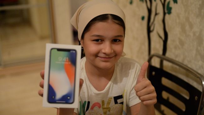 Хеда Ульбиева, выигравшая iPhone X за лучшее стихотворение о президенте РФ Владимире Путине Хеда Ульбиева, выигравшая iPhone X за лучшее стихотворение о президенте РФ Владимире Путине