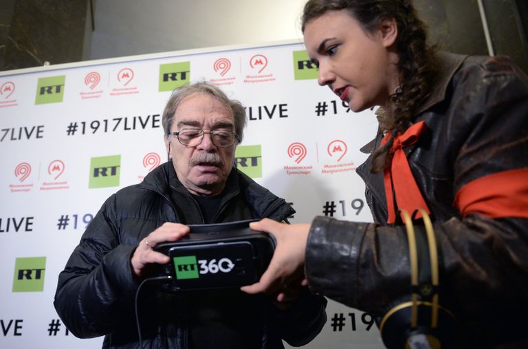 Драматург Александр Адабашьян с очками виртуальной реальности во время VR-показа Революция 360 в Московском метрополитене. 6 ноября 2017 Драматург Александр Адабашьян с очками виртуальной реальности во время VR-показа Революция 360 в Московском метрополитене. 6 ноября 2017