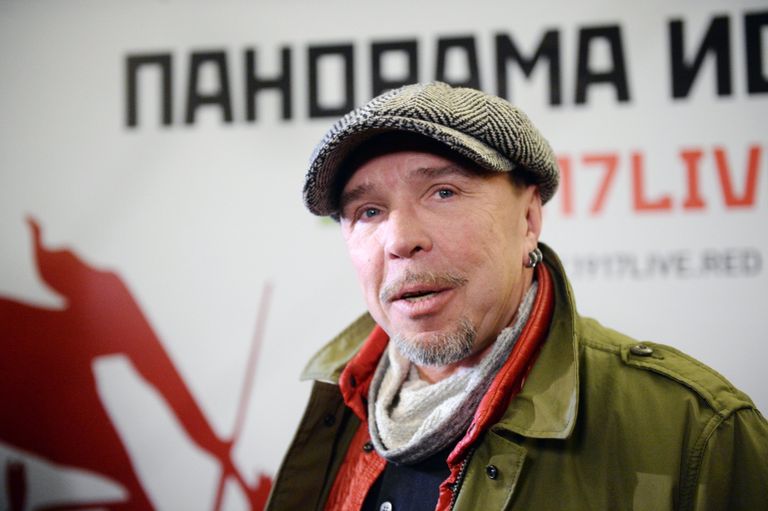 Лидер группы Бригада С Гарик Сукачев на VR-показе Революция 360 в Московском метрополитене. 6 ноября 2017 Лидер группы Бригада С Гарик Сукачев на VR-показе Революция 360 в Московском метрополитене. 6 ноября 2017