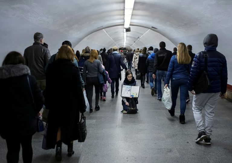 Женщина просит милостыню в подземном переходе в Киеве, Украина. 3 ноября 2017