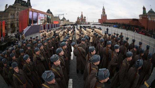 Военнослужащие перед началом марша, посвященного 76-й годовщине военного парада 1941 года. 7 ноября 2017