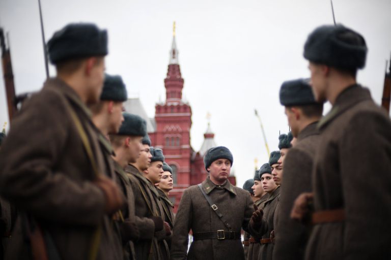 Военнослужащие перед началом марша, посвященного 76-й годовщине военного парада 1941 года. 7 ноября 2017