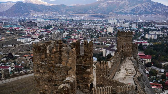 Генуэзская крепость в Судаке. Архивное фото Генуэзская крепость в Судаке. Архивное фото