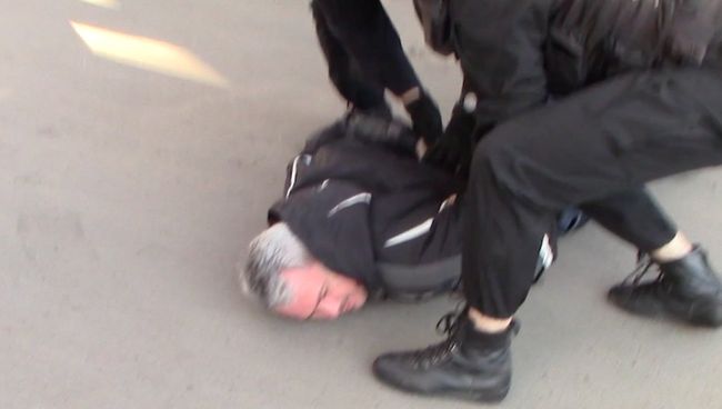 Сотрудники ФСБ во время задержания членов ячейки движения Артподготовка, готовивших в Москве поджоги административных зданий в День народного единства Сотрудники ФСБ во время задержания членов ячейки движения Артподготовка, готовивших в Москве поджоги административных зданий в День народного единства