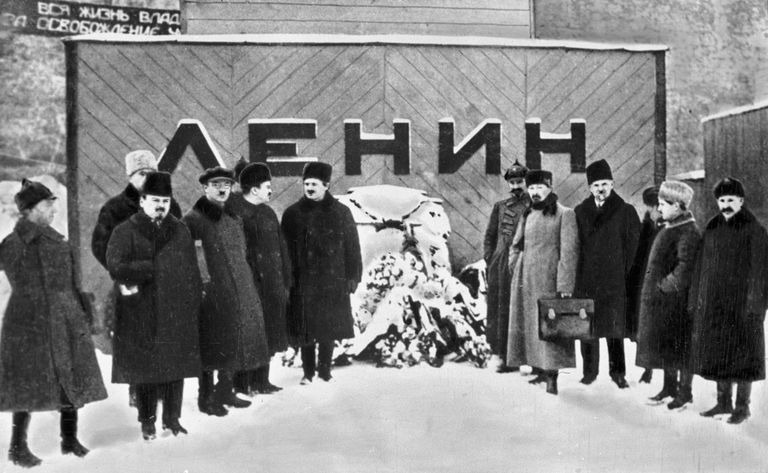 Феликс Дзержинский и Николай Муралов у первого временного деревянного Мавзолея В. И. Ленина Феликс Дзержинский и Николай Муралов у первого временного деревянного Мавзолея В. И. Ленина