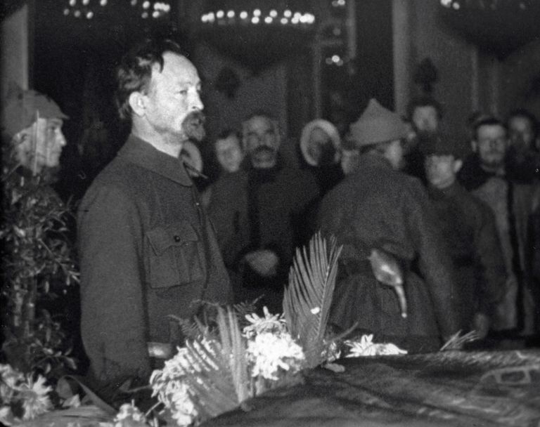 Феликс Дзержинский возле гроба Владимира Ленина Феликс Дзержинский возле гроба Владимира Ленина