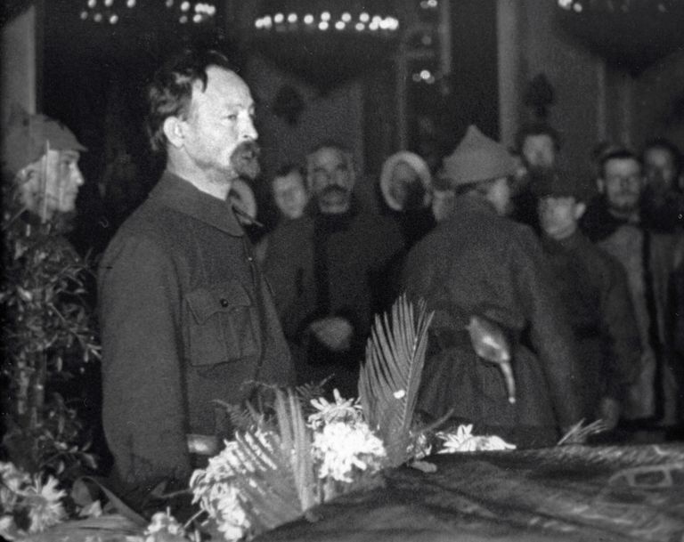 Феликс Дзержинский возле гроба Владимира Ленина Феликс Дзержинский возле гроба Владимира Ленина